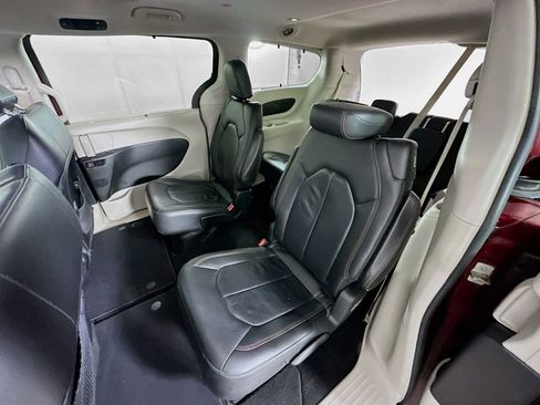Used 2018 Chrysler Pacifica Touring-L FWD image 27