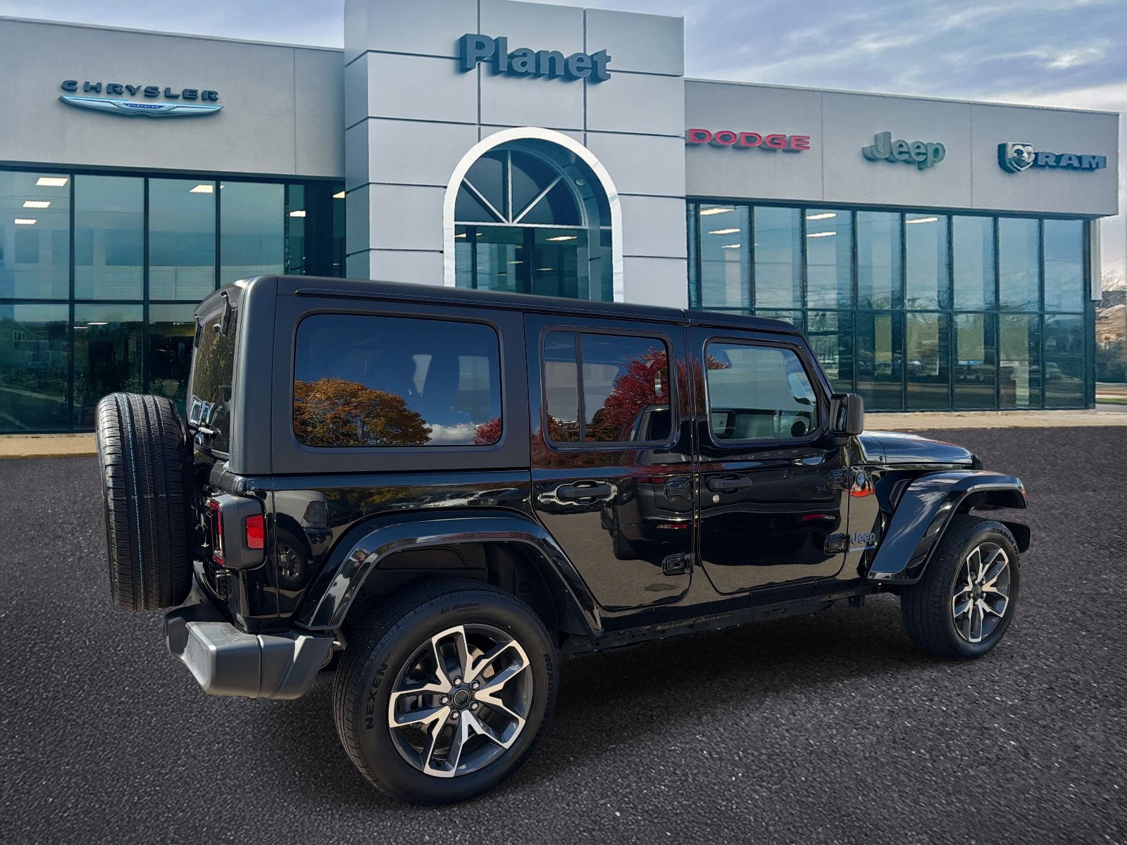 Used 2024 Jeep Wrangler Unlimited w/ Convenience Group AWD/4WD image 2