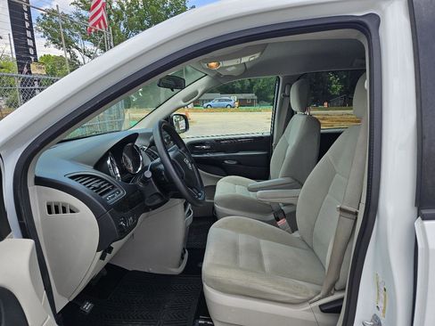 Used 2017 Dodge Grand Caravan SE FWD image 10