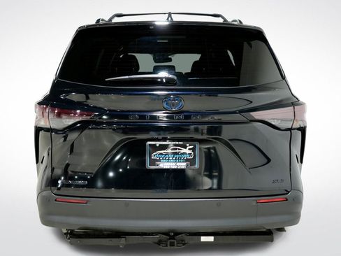 Used 2025 Toyota Sienna XLE Woodland Edition image 9