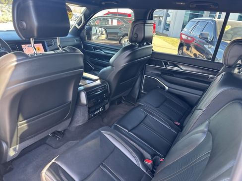 Used 2023 Jeep Wagoneer Base image 23