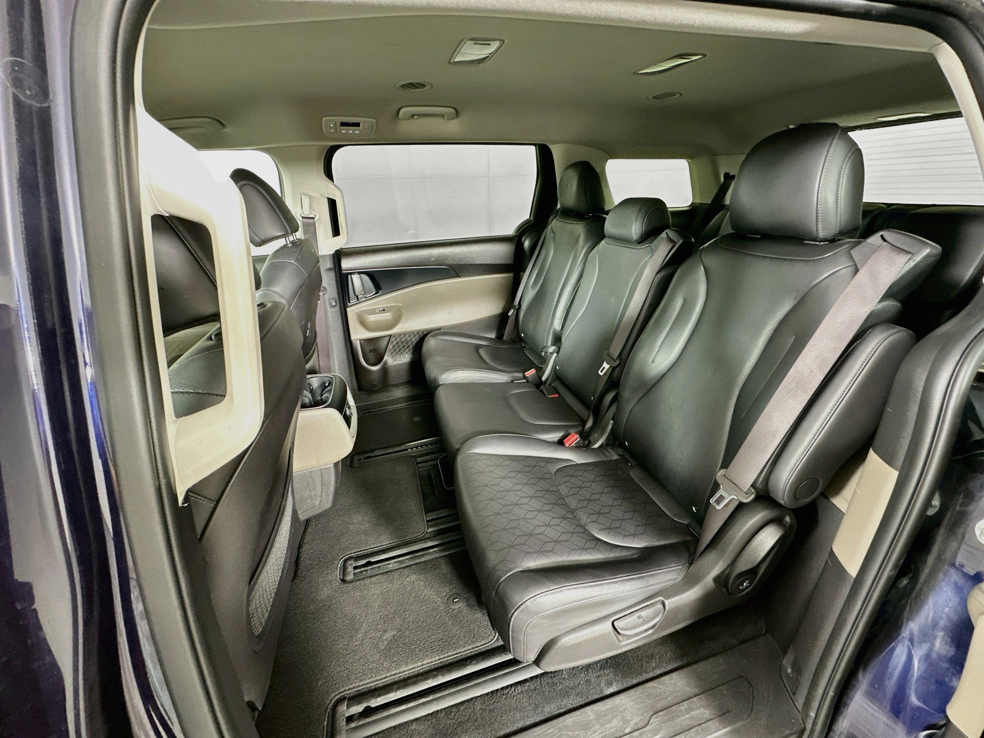 Used 2025 Kia Carnival FWD image 29