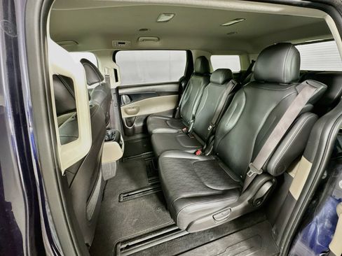 Used 2025 Kia Carnival FWD image 29