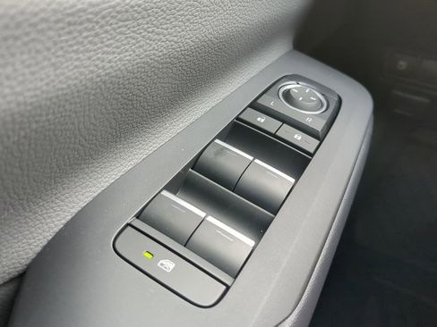 Used 2023 Toyota Prius XLE image 19