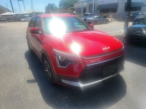 Used 2025 Kia Niro LX FWD image 2