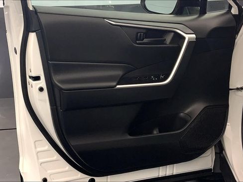 Used 2021 Toyota RAV4 LE AWD/4WD image 21