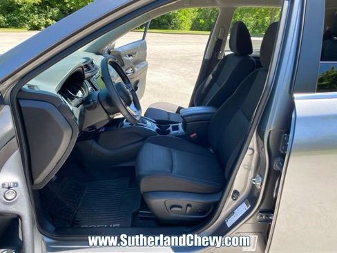 Used 2020 Nissan Rogue SV FWD image 14