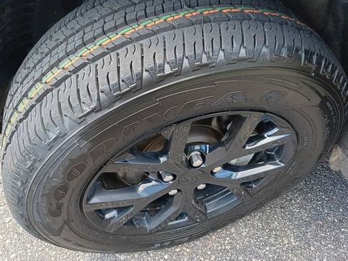 Used 2024 Jeep Grand Cherokee Altitude AWD/4WD image 18
