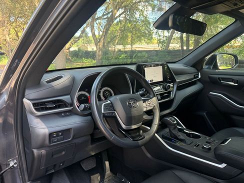 Used 2025 Toyota Highlander XSE AWD/4WD image 35