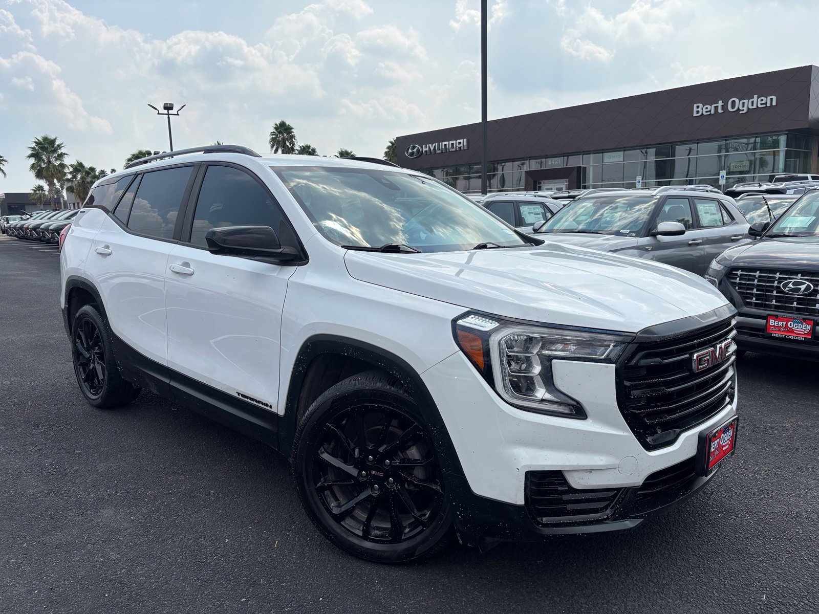 Used 2024 GMC Terrain SLE w/ Driver Convenience Package FWD image 1
