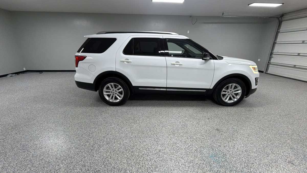 Used 2016 Ford Explorer XLT FWD image 2