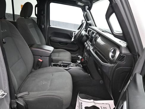 Used 2019 Jeep Wrangler Unlimited Sahara w/ Dual Top Group AWD/4WD image 8