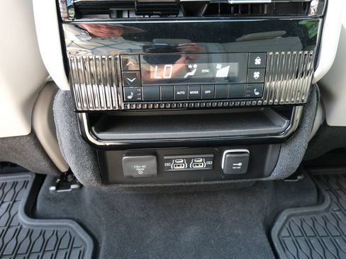 Used 2025 Jeep Wagoneer Series III w/ Premium Group I AWD/4WD image 32
