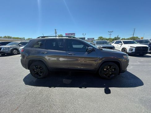 Used 2019 Jeep Cherokee Latitude Plus FWD image 2