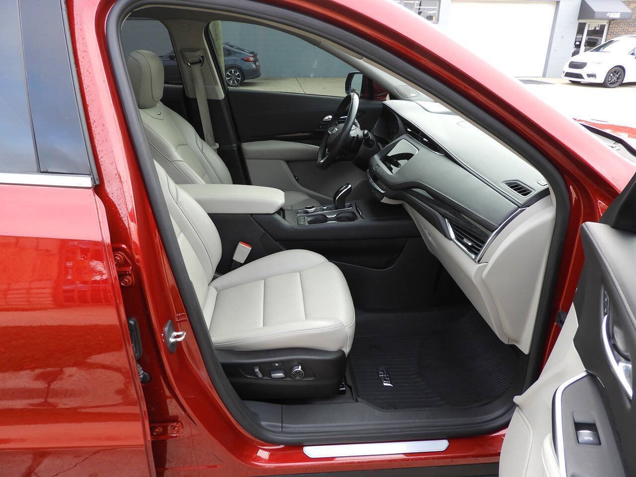 Used 2021 Cadillac XT4 Premium Luxury AWD/4WD image 37