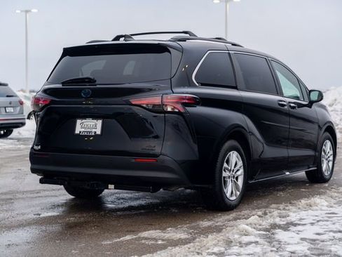 Used 2022 Toyota Sienna XLE Woodland Edition image 9