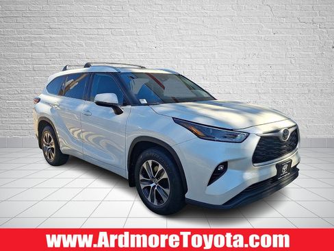 Used 2021 Toyota Highlander XLE AWD/4WD image 1