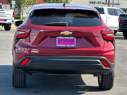 Used 2024 Chevrolet Trax LS w/ LS Convenience Package FWD image 6