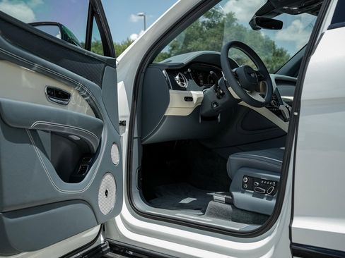 New 2025 Bentley Bentayga AWD/4WD image 17