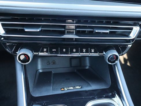 Used 2025 Chevrolet Traverse LT w/ Driver Confidence Package image 10