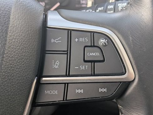 Used 2025 Toyota Highlander XLE FWD image 28