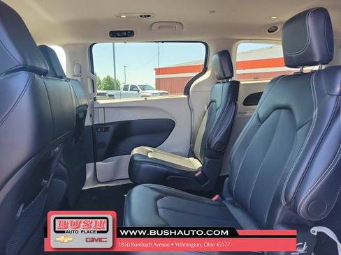 Used 2024 Chrysler Pacifica Touring-L FWD image 13