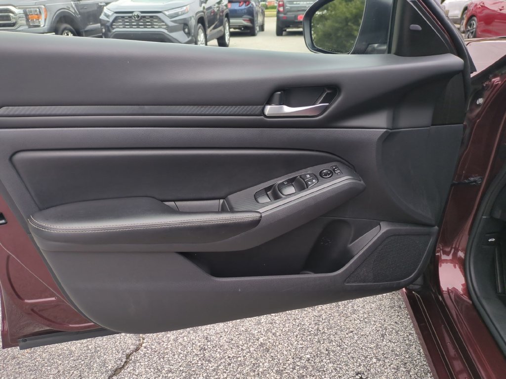 Used 2025 Nissan Altima 2.5 SV FWD image 12