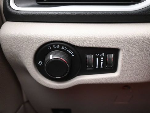 Used 2022 Chrysler Voyager LX FWD image 22