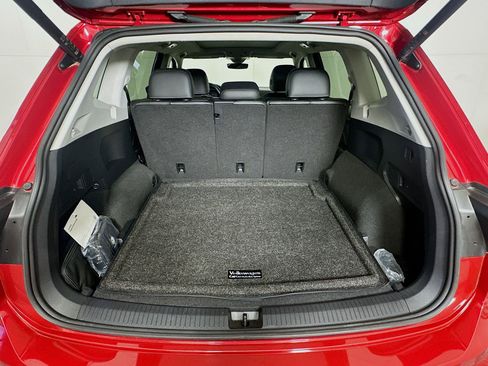 Used 2024 Volkswagen Tiguan SE w/ Panoramic Sunroof Package AWD/4WD image 28