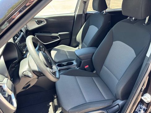Used 2025 Kia Soul LX w/ LX Technology Package FWD image 30