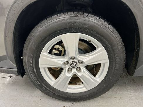 Used 2022 Toyota Highlander L FWD image 25
