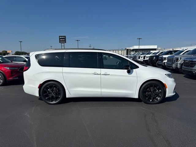 Used 2025 Chrysler Pacifica Limited FWD image 2