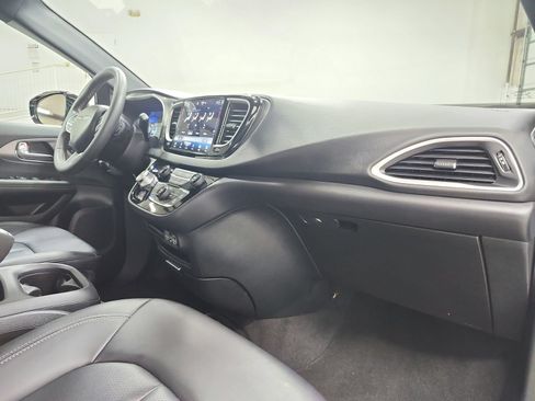 Used 2025 Chrysler Pacifica Select FWD image 44