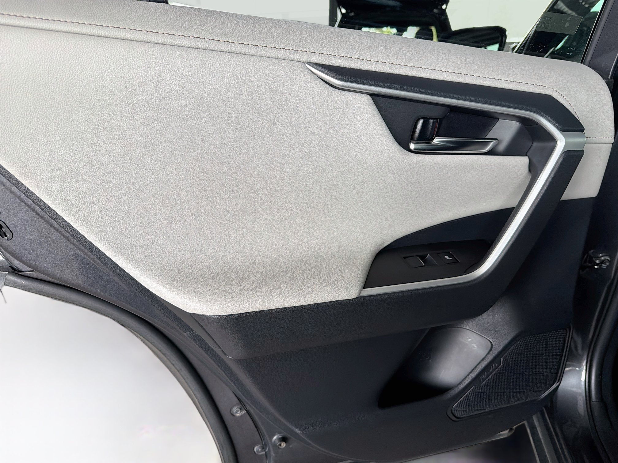 Used 2020 Toyota RAV4 Limited AWD/4WD image 26