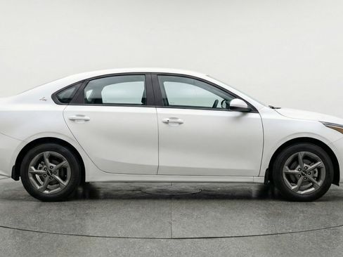 Used 2025 Kia K4 LXS FWD image 11