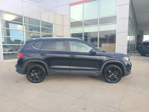 Used 2024 Volkswagen Taos SE w/ Panoramic Sunroof Package image 8