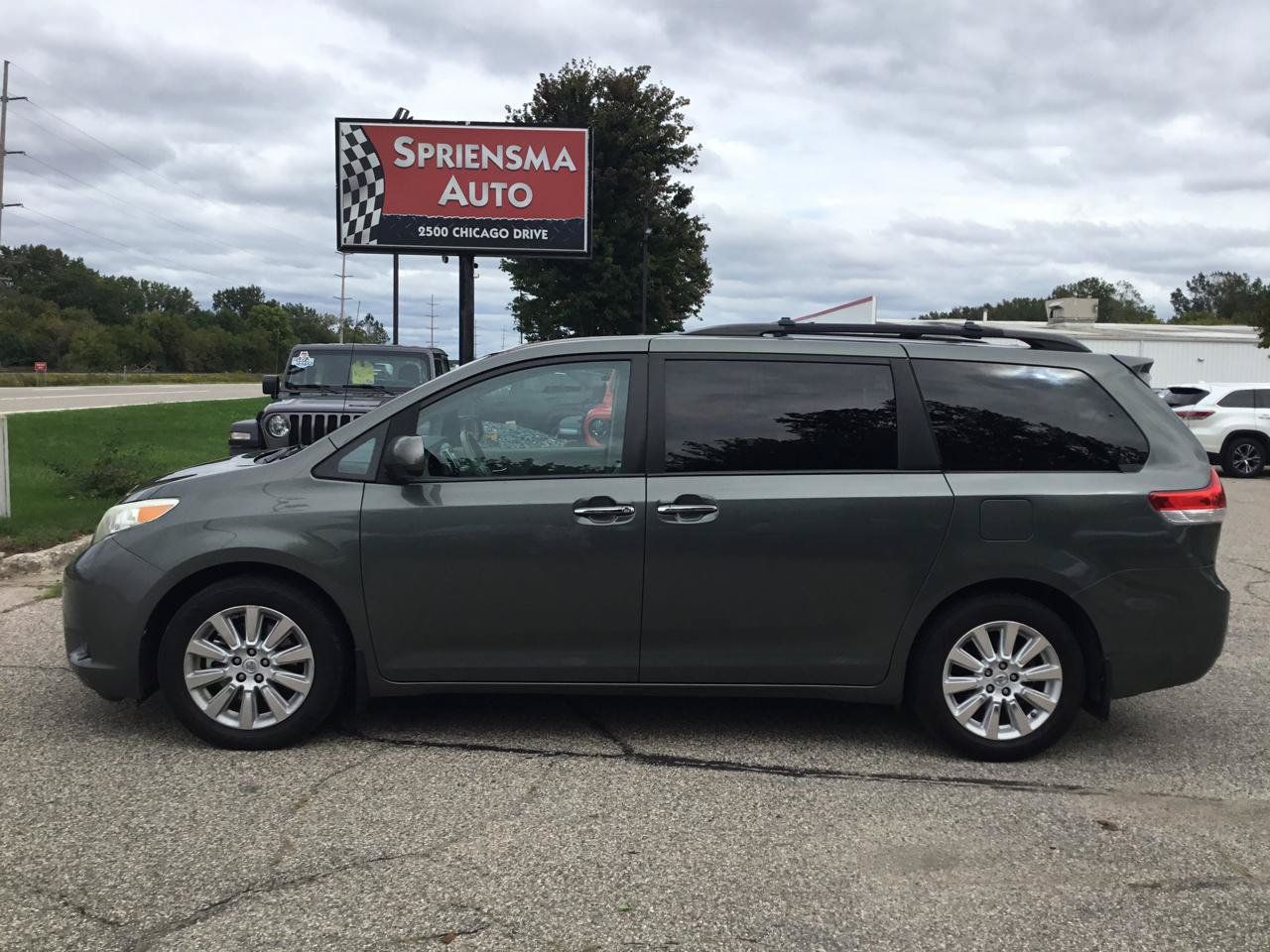 Used 2013 Toyota Sienna XLE w/ Entertainment Pkg AWD/4WD image 11