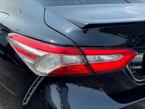 Used 2018 Toyota Camry SE w/ Convenience Package FWD image 23