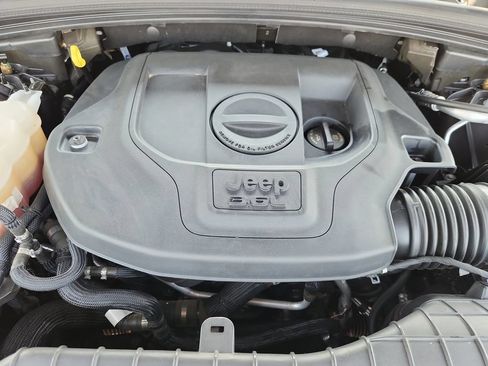 Certified 2022 Jeep Grand Cherokee Overland w/ Luxury Tech Group IV AWD/4WD image 15