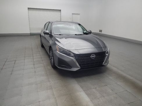 Used 2023 Nissan Altima 2.5 SV w/ SV Premium Package FWD image 13