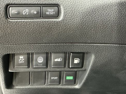 Used 2020 Nissan Rogue SV image 14