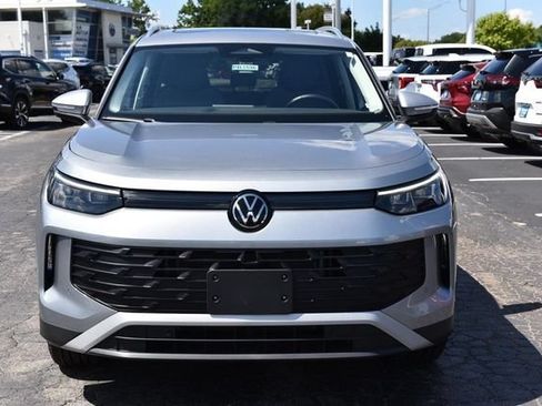 Used 2025 Volkswagen Tiguan SE w/ Panoramic Sunroof Package AWD/4WD image 4