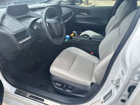 Used 2023 Toyota Prius XLE FWD image 3
