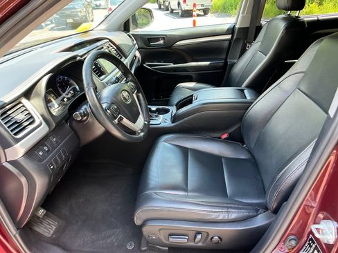 Used 2019 Toyota Highlander XLE AWD/4WD image 9