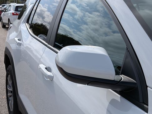 Used 2025 Chevrolet Equinox LT FWD image 3