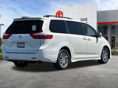 Used 2018 Toyota Sienna XLE FWD image 4