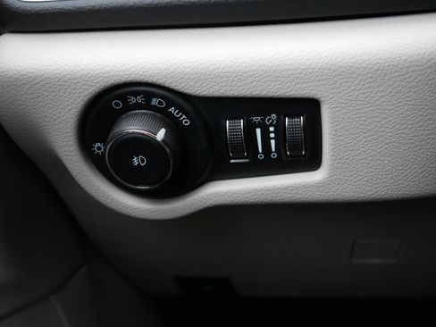 Certified 2024 Chrysler Pacifica Touring-L image 26