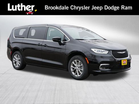 New 2026 Chrysler Pacifica Limited w/ Uconnect Theater Family Group image 1