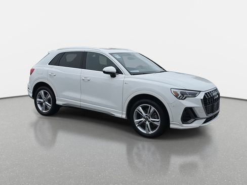 Used 2023 Audi Q3 2.0T Premium Plus w/ Premium Plus Package image 3