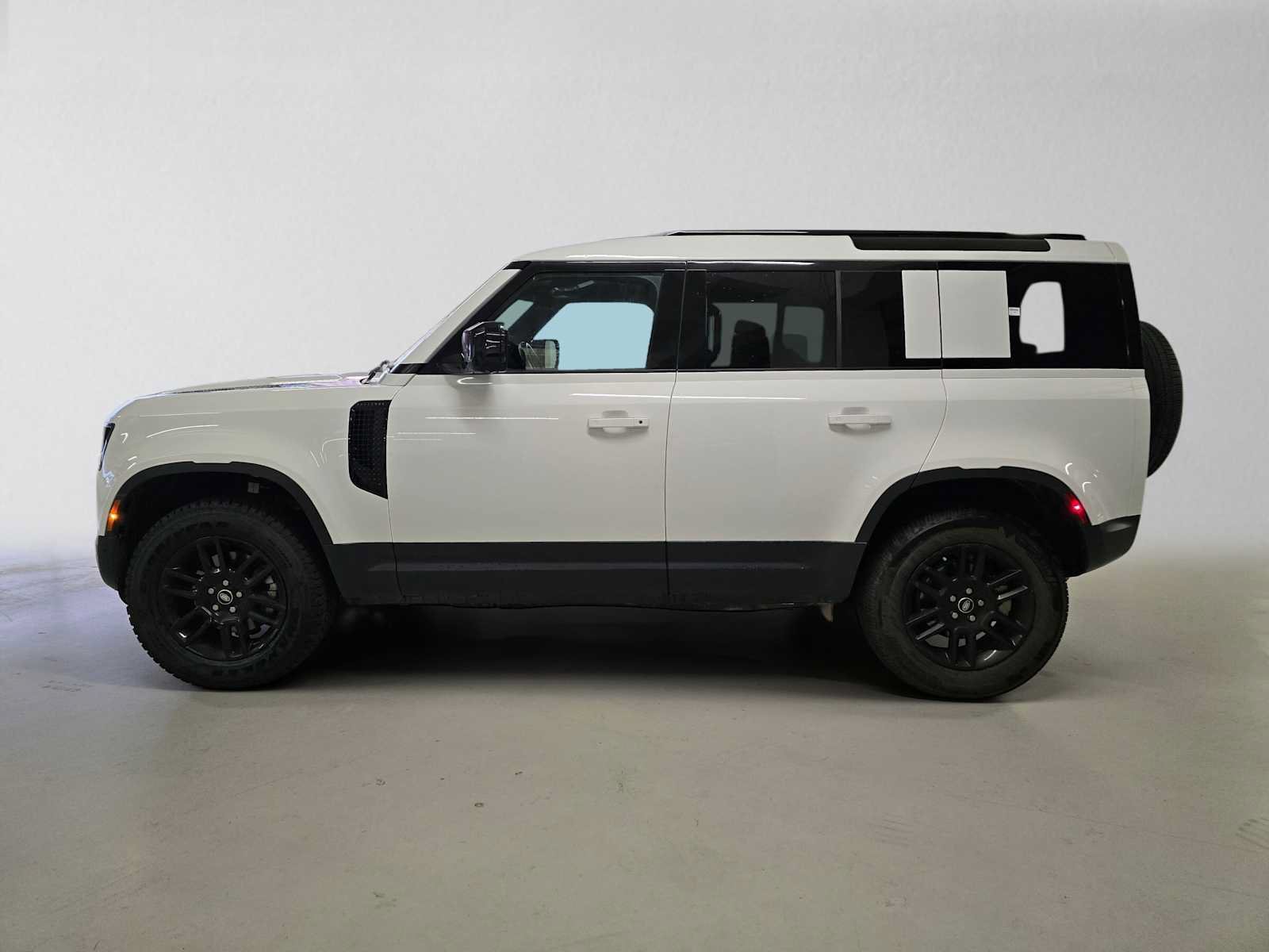 Used 2025 Land Rover Defender 110 S AWD/4WD image 3